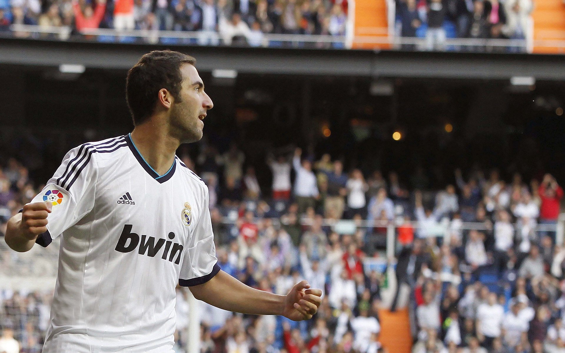 “英超豪門大比拼：爭奪榜首引發(fā)關(guān)注”，英超十大豪門球隊