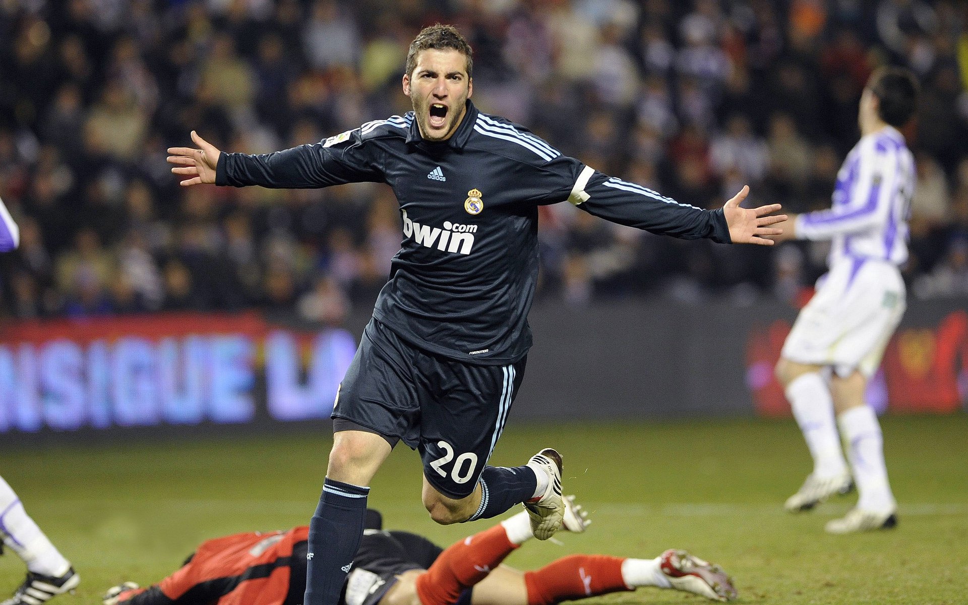 “西甲豪門戰(zhàn)術(shù)調(diào)整，場(chǎng)面變化引發(fā)關(guān)注”，西甲的豪門