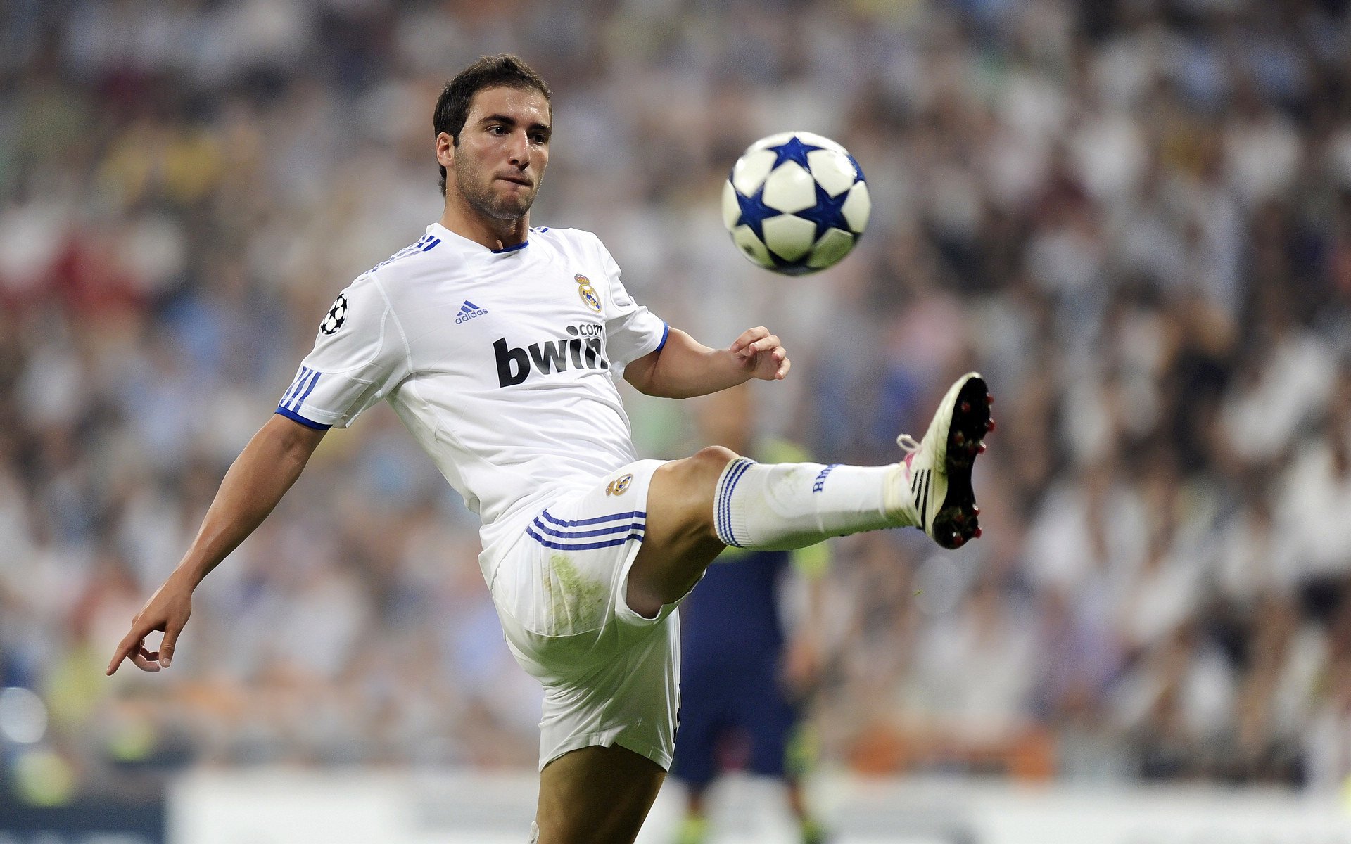 開云體育軟件-哥倫比亞隊中場卡瓦尼在巴黎奧運會上展現(xiàn)出強(qiáng)大的進(jìn)攻組織能力